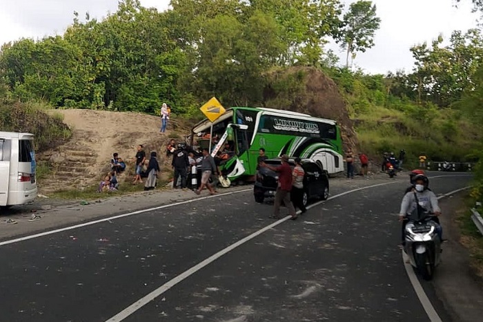 Bus pariwisata alami kecelakaan lalu lintas tunggal. /Instagram.com/@
pesonaimogiri