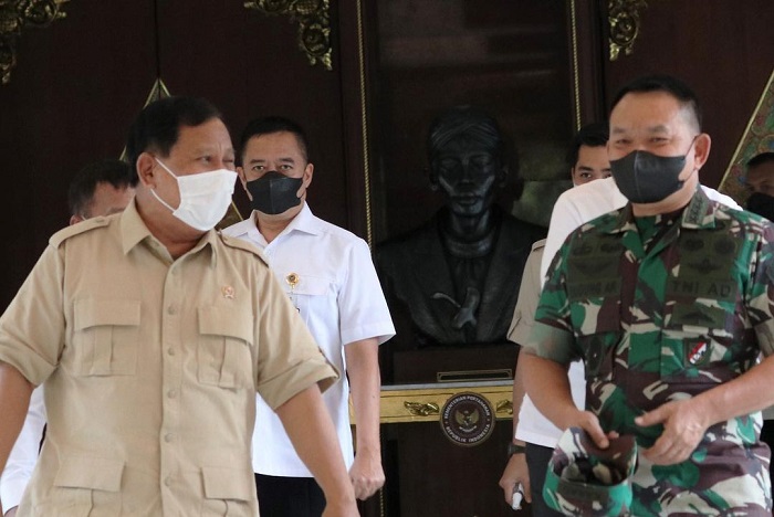 Menteri Pertahanan RI (Menhan) Prabowo Subianto menerima kunjungan kerja Kepala Staf Angkatan Darat (KSAD) Jenderal TNI Dudung Abdurachman. (Instagram.com/@kemhanri)