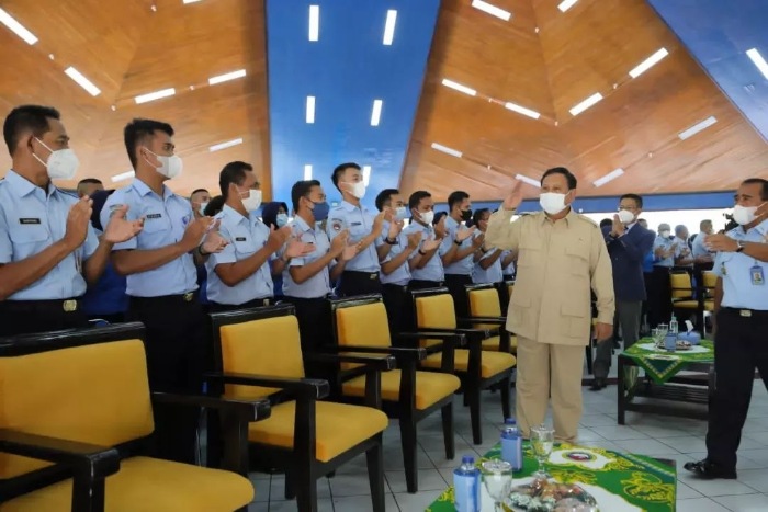 Menhan Prabowo Subianto memberikan pengarahan kepada para siswa SMA Taruna Nusantara (TN) Magelang. /Instagram.com/@ketum_gerindra