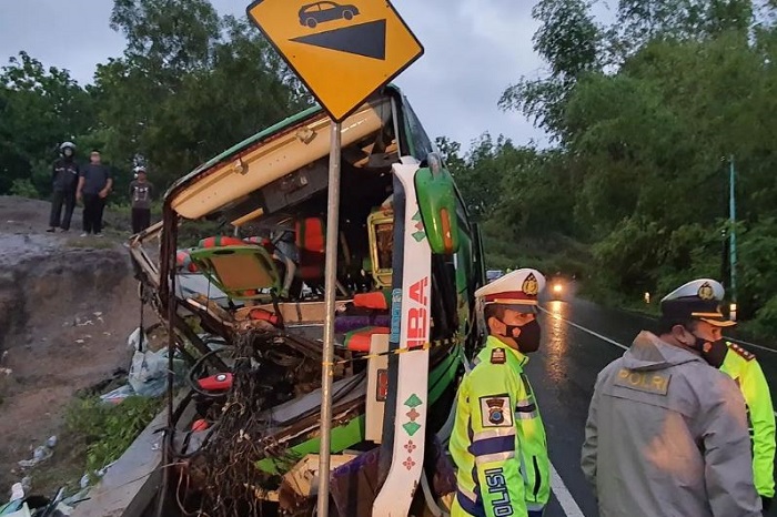 Bus pariwisata alami kecelakaan lalu lintas tunggal. /Instagram.com/@ceritagunungkidul