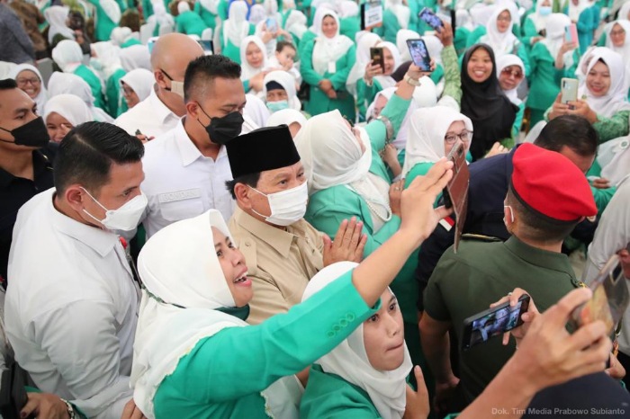 Perempuan-perempuan NU dan emak-emak peserta Kongres Fatayat Nahdlatul Ulama bersorak-sorai, saat Prabowo Subianto didoakan menjadi Presiden. (Dok. Tim Media Prabowo Subianto)