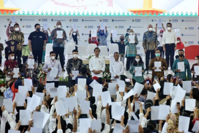 Presiden Jokowi Serahkan NIB Pelaku Usaha Mikro Kecil Perseorangan. (Dok. setkab.go.id)