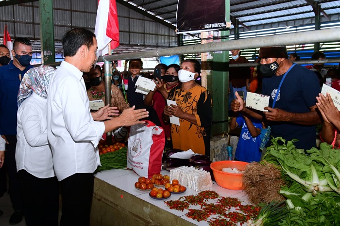 Presiden Joko Widodo didampingi Ibu Iriana Joko Widodo berkunjung ke Pasar Langgur, Kabupaten Maluku Tenggara. (Dok. Biro Pers Sekretariat Presiden/Muchlis Jr)
