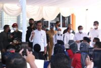 Presiden Jokowi Tinjau Penyaluran Bantuan Pemerintah di Kota Baubau. (Dok. Biro Pers Sekretariat Presiden/Kriss)
