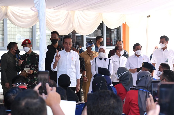Presiden Jokowi Tinjau Penyaluran Bantuan Pemerintah di Kota Baubau. (Dok. Biro Pers Sekretariat Presiden/Kriss)
