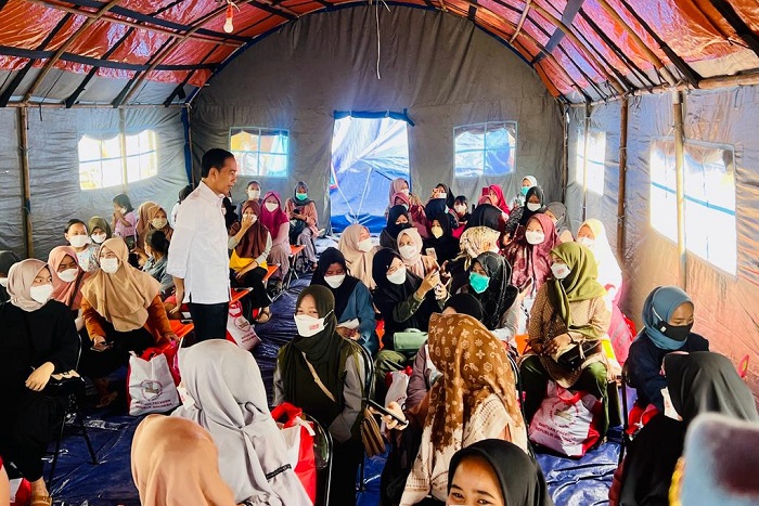 Presiden Joko Widodo meninjau dan menyapa para penduduk yang mengungsi di Posko Bantuan Paspampres Peduli Cianjur.  (Dok. Biro Pers Sekretariat Presiden/Laily Rachev) 
