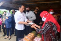 Presiden Joko Widodo Serahkan Bantuan Sosial kepada Pedagang di Pasar Sila. (Dok. Biro Pers Sekretariat Presiden/Muchlis Jr) 