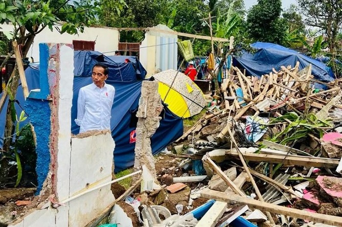 Presiden Joko Widodo menyerahkan bantuan berupa Dana Stimulan kepada warga terdampak gempabumi cianjur. (Instagram.com/@sekretariat.kabinet)