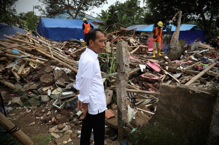 Presiden Joko Widodo menyerahkan bantuan berupa Dana Stimulan kepada warga terdampak gempabumi cianjur. (Dok. BNPB)