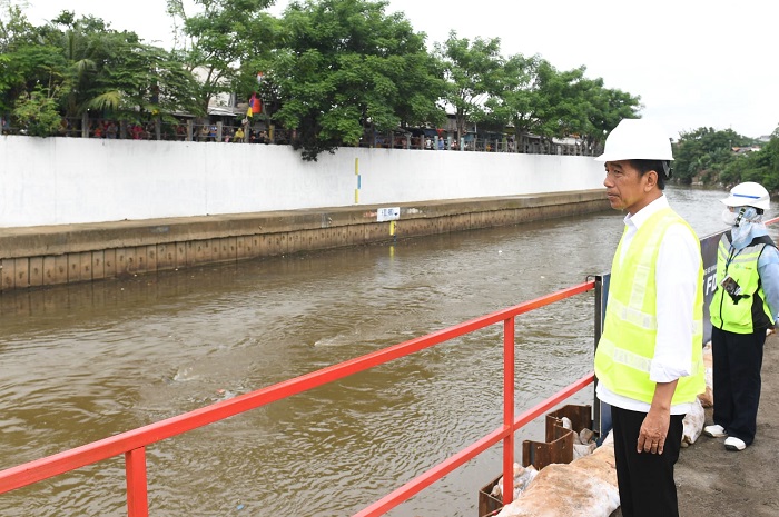 Presiden Joko Widodo meninjau langsung progres pembangunan sodetan Kali Ciliwung ke Kanal Banjir Timur (KBT).  (Dok. Biro Pers Sekretariat Presiden/Kris) 