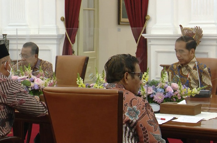 Presiden Joko Widodo menerima sejumlah menteri untuk membahas secara khusus tentang hasil temuan Tim PPHAM.  (Dok. Biro Pers Sekretariat Presiden/Lukas) 
