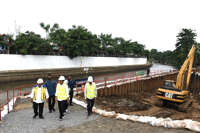 Presiden Joko Widodo meninjau langsung progres pembangunan sodetan Kali Ciliwung ke Kanal Banjir Timur (KBT).  (Dok. Biro Pers Sekretariat Presiden/Kris) 