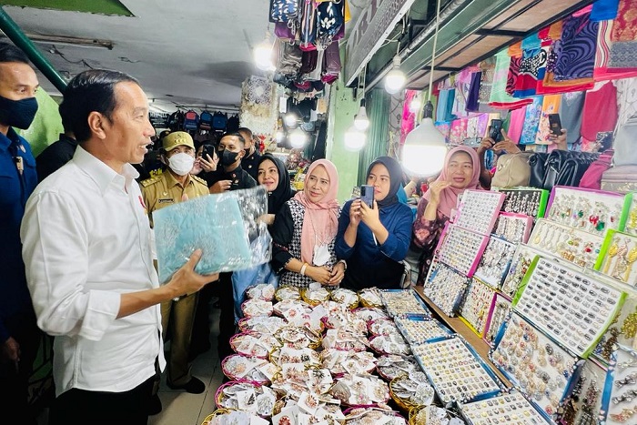Presiden Joko Widodo meninjau aktivitas perdagangan di Pasar Bawah, Kota Pekanbaru. (Dok. Biro Pers Sekretariat Presiden/Laily Rachev) 