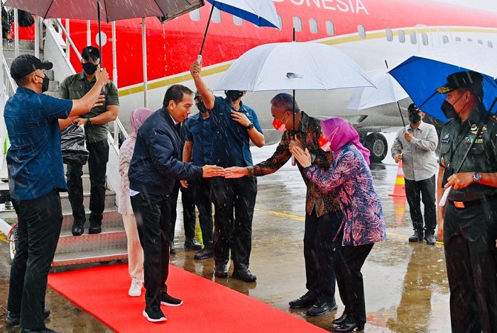 Presiden Joko Widodo dan Ibu Iriana Joko Widodo tiba di Pangkalan Udara Utama Angkatan Darat Ahmad Yani, Kota Semarang.  (Dok. Biro Pers Sekretariat Presiden/Laily Rachev) 
