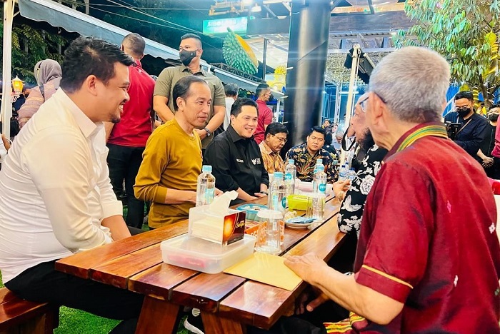 Momen kebersamaan Presiden Joko Widodo dengan para pemimpin redaksi (pemred) media nasional dan lokal Sumatra Utara.  (Dok. Biro Pers Sekretariat Presiden/Laily Rachev) 
