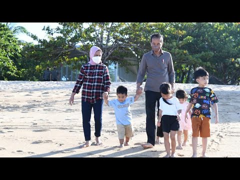 Presiden Jokowi Ajak Cucu bermain di Pantai, Kabupaten Badung, 6 Mei 2022