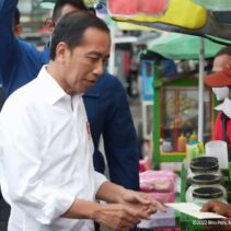 Presiden Jokowi Cek Harga Bahan Pokok dan Serahkan Bansos di Pasar Cigombong Bogor, 23 Desember 2022