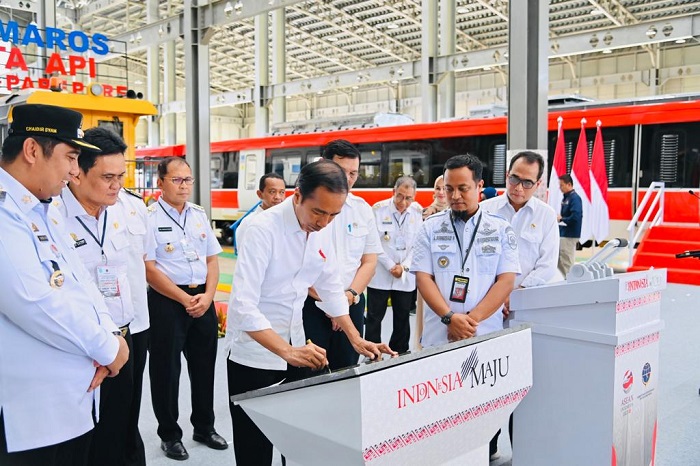Presiden Joko Widodo didampingi Ibu Iriana Joko Widodo meresmikan pengoperasian jalur kereta api lintas Makassar-Parepare.   (Dok. Biro Pers Sekretariat Presiden) 
