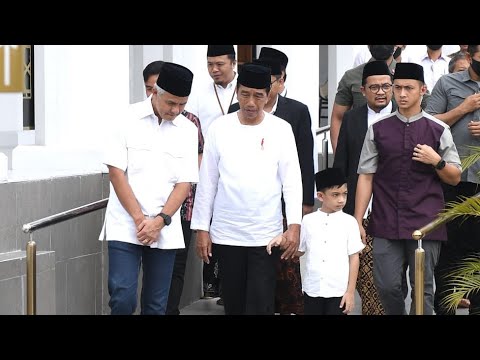 Presiden Jokowi Ajak Cucu Salat Jumat di Masjid Syeikh Zayed, Surakarta, 7 April 2023