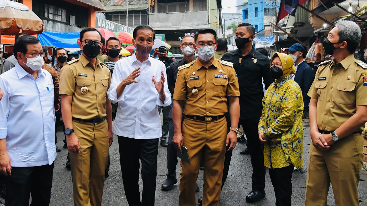Presiden Jokowi Berikan Bantuan Sosial di Sejumlah Pasar di Bogor, 21 April 2022