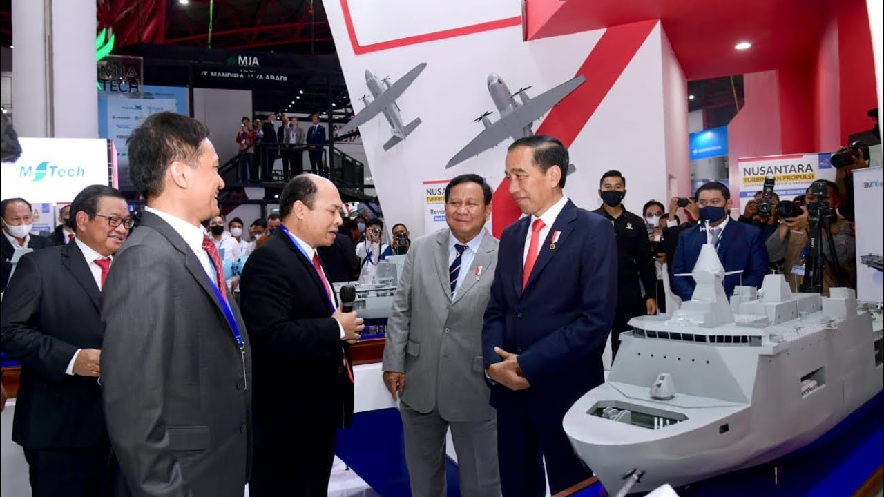 Presiden Jokowi Meninjau Pameran Indo Defence 2022 Expo & Forum, Jakarta, 2 November 2022