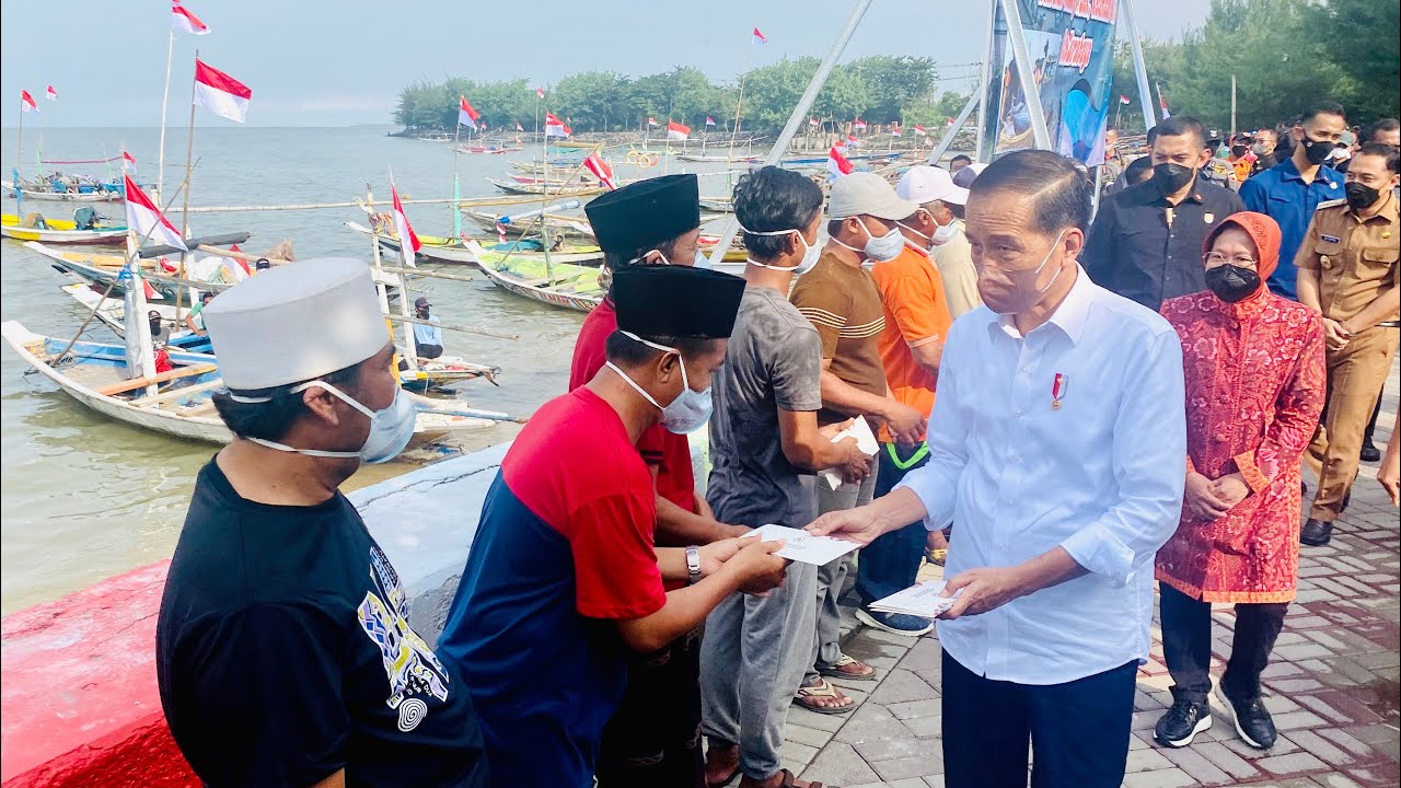 Presiden Jokowi Serahkan BLT untuk Pedagang dan Nelayan, Surabaya, 20 April 2022