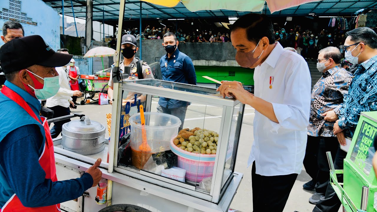 Presiden Jokowi Serahkan Bantuan Tunai untuk Pedagang Kaki Lima, Bandung, 17 Januari 2022