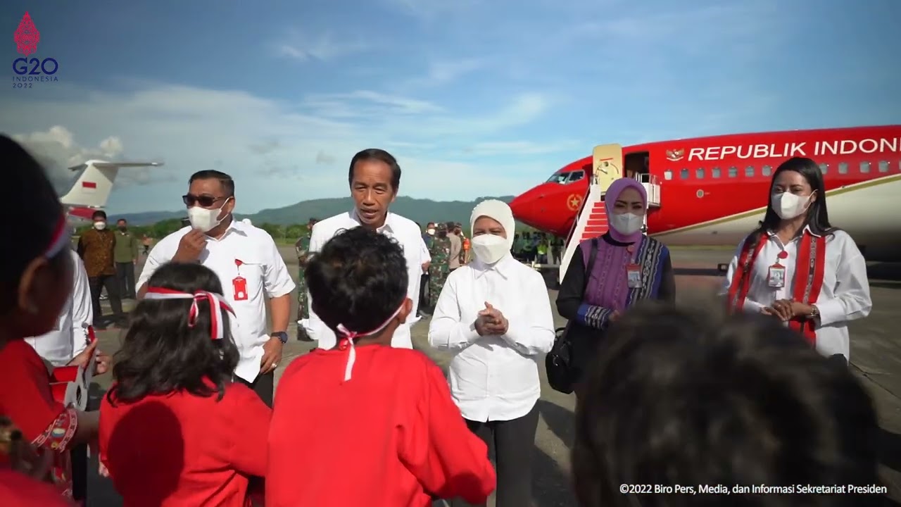 Transit di Ambon, Presiden Jokowi dan Ibu Iriana Bernyanyi Bersama Anak-Anak Maluku, 2 Sept 2022