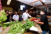Presiden Joko Widodo meninjau aktivitas pedagang di Pasar Tohaga Parung dan Pasar Parungpung, Kabupaten Bogor.  (Dok. Biro Pers Sekretariat Presiden/Muchlis Jr) 
