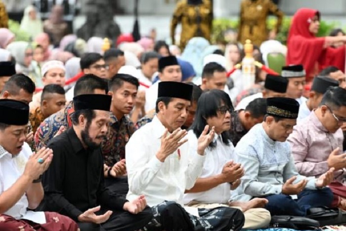 Presiden Joko Widodo dan Ibu Iriana Joko Widodo melaksanakan salat Iduladha 1444 Hijriah di halaman Istana Kepresidenan Yogyakarta. (Dok. Presidenri.go.id) 
