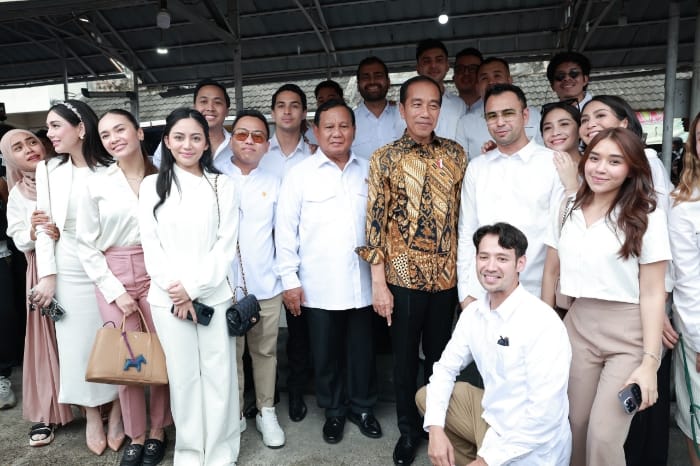 Presiden RI Joko Widodo dan Menteri Pertahanan RI Prabowo Subianto santap siang bersama di kios Bakso dan Mie Ayam Pak Sholeh Bandongan, Kabupaten Magelang, Jawa Tengah, Senin (29/1/2024). (Dok. Tim Media Prabowo-Gibran)