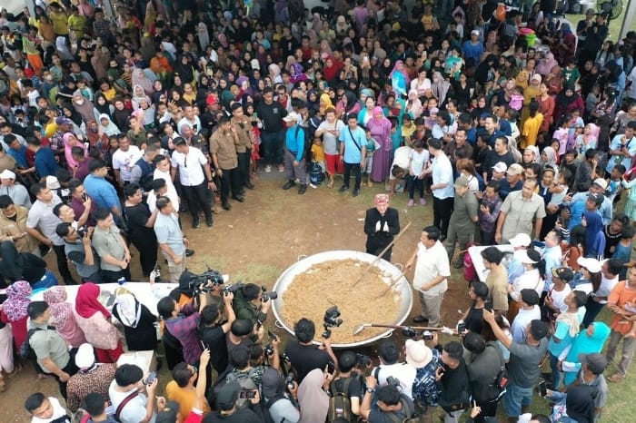 Calon presiden nomor urut 2, Prabowo Subianto hadir di tengah masyarakat dalam acara Masak Besar bareng youtuber chef Bobon Santoso di Cilincing, Jakarta Utara, Sabtu (30/12/2023). (Instagram.com/@prabowo)