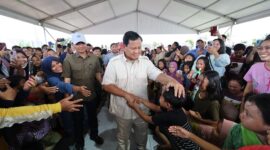 Calon presiden nomor urut 2, Prabowo Subianto hadir di tengah masyarakat dalam acara Masak Besar bareng youtuber chef Bobon Santoso di Cilincing, Jakarta Utara, Sabtu (30/12/2023). (Dok. TIm Media Prabowo-Gibran))
