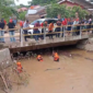 Tim gabungan melaksanakan pembersihan saluran air. (Dok. BPBD Kab. Lampung Selatan)
