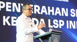 Foto : Ketua BNSP, Syamsi Hari, menyerahkan Sertifikat Lisensi kepada LSP IND Logistik Indonesia  di Bandung, 14 Agustus 2024, sekaligus menandai pengesahan resmi LSP dalam bidang Pos dan Logistik, didukung oleh PT Pos Indonesia dan ASPERINDO. (Doc.Ist)
