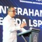Foto : Ketua BNSP, Syamsi Hari, menyerahkan Sertifikat Lisensi kepada LSP IND Logistik Indonesia  di Bandung, 14 Agustus 2024, sekaligus menandai pengesahan resmi LSP dalam bidang Pos dan Logistik, didukung oleh PT Pos Indonesia dan ASPERINDO. (Doc.Ist)