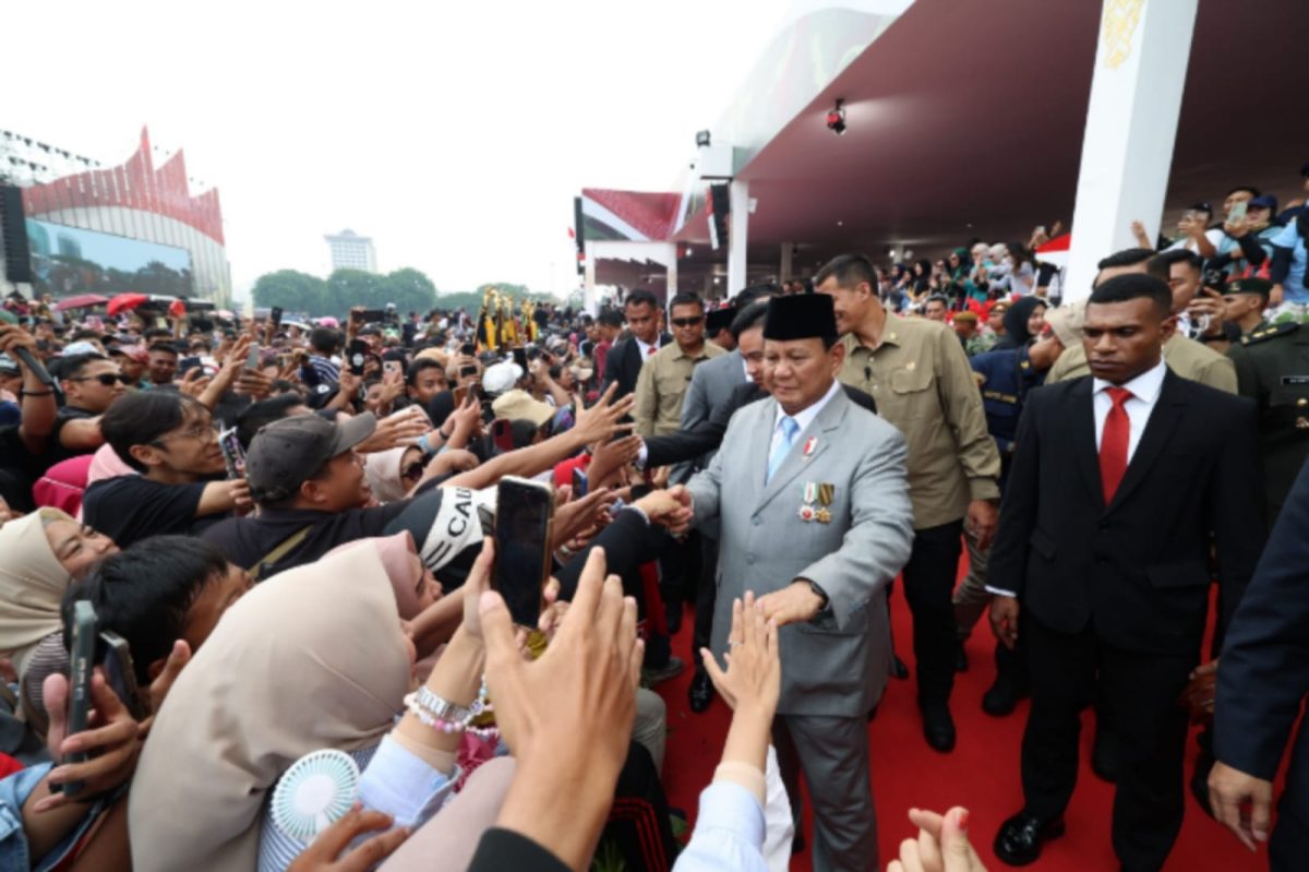 Warga antusias menyambut presiden terpilih Prabowo Subianto keluar usai menghadiri acara HUT ke-79 TNI yang digelar di Monumen Nasional, Jakarta Pusat, Sabtu (5/10/2024). (Dok. Tim Media Prabowo Subianto)