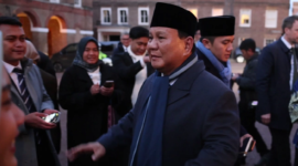 Presiden RI Prabowo Subianto melayani permintaan wartawan yang meliput kegiatannya untuk mengabadikan momen di London dengan berfoto bersama. (Dok. Tim Media Prabowo)