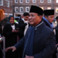Presiden RI Prabowo Subianto melayani permintaan wartawan yang meliput kegiatannya untuk mengabadikan momen di London dengan berfoto bersama. (Dok. Tim Media Prabowo)