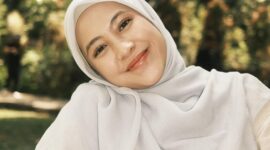Artis Adhisty Zara berperan dengan mengenakan jilbab. (Instagram.com @zaraadhsty)