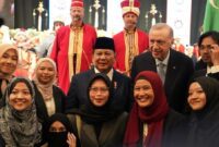 Presiden Prabowo Subianto bersama Presiden Turki Recep Tayyip Erdogan menyapa para pelajar Indonesia di Turki. (Dok. Tim Media Prabowo)