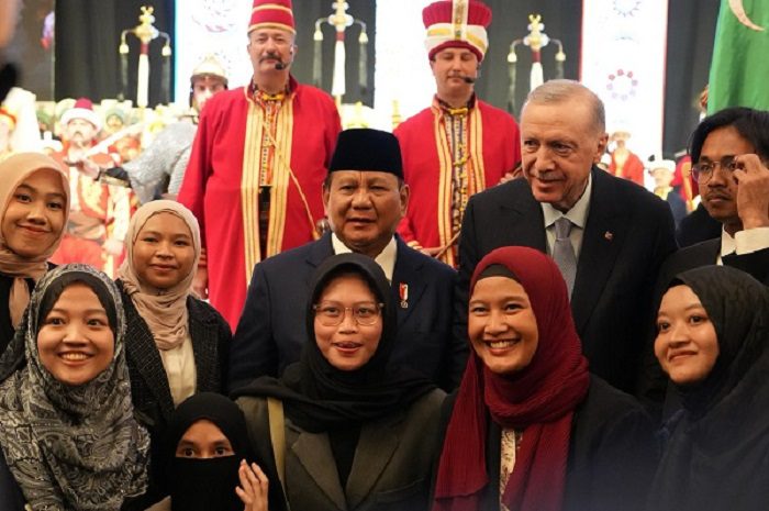 Presiden Prabowo Subianto bersama Presiden Turki Recep Tayyip Erdogan menyapa para pelajar Indonesia di Turki. (Dok. Tim Media Prabowo)