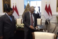 Momen Bill Gates Beri Hadiah untuk Bobby Kertanegara. (Dok. Tim Media Prabowo)