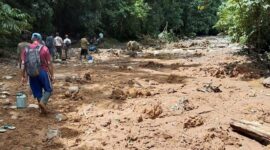 Tim BPBD dan warga evakuasi barang dari rumah rusak akibat angin kencang dan longsor di Sulawesi. (Dok. BNPB)

