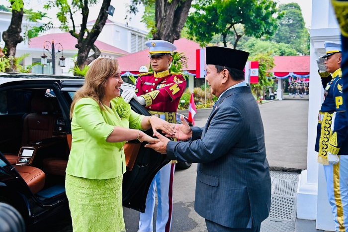 Presiden Prabowo dan Presiden Dina Boluarte menandatangani CEPA Indonesia-Peru di Jakarta. (Facevbook.com @Setkab RI)