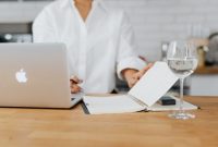Seorang pekerja profesional sedang menata prioritas agenda harian di ruang kerja yang tenang untuk menjaga produktivitas dan keseimbangan hidup.