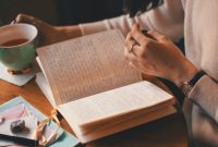 Seseorang sedang menuangkan pikiran ke dalam buku harian di sudut ruangan yang tenang, menciptakan ruang hening untuk merawat kesehatan jiwa di tengah kesibukan harian.