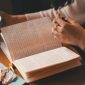 Seseorang sedang menuangkan pikiran ke dalam buku harian di sudut ruangan yang tenang, menciptakan ruang hening untuk merawat kesehatan jiwa di tengah kesibukan harian.
