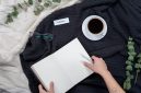 Suasana pagi yang tenang dipadu dengan secangkir kopi hangat serta catatan harian membantu menyelaraskan pikiran sebelum memulai rutinitas kerja yang padat.
