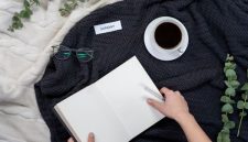 Suasana pagi yang tenang dipadu dengan secangkir kopi hangat serta catatan harian membantu menyelaraskan pikiran sebelum memulai rutinitas kerja yang padat.